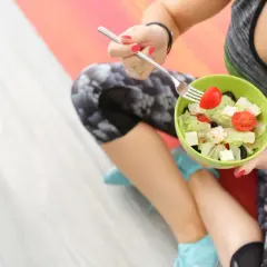 Trening przed czy po śniadaniu? Wybierz idealną porę dla siebie!