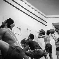 CrossFit: Czy warto? Przewodnik po zaletach i wadach intensywnego treningu.