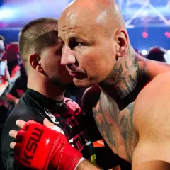Artur Szpilka w czerwonej rękawicy KSW obejmuje przeciwnika.