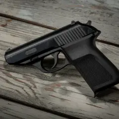 Pistolet gazowy: Jak działa, legalność i skuteczność w samoobronie?