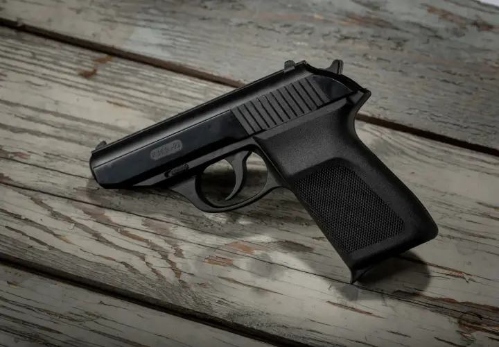 Pistolet gazowy: Jak działa, legalność i skuteczność w samoobronie?