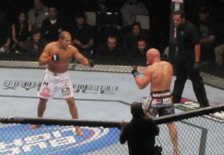 MMA co oznacza? Zrozum Mieszane Sztuki Walki: Zasady i Historia