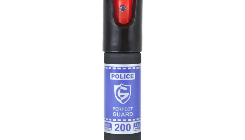 Gaz pieprzowy Perfect Guard z napisem POLICE na niebieskiej etykiecie.