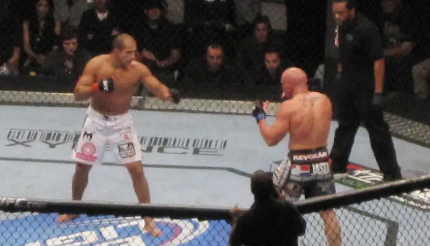 MMA co oznacza? Zrozum Mieszane Sztuki Walki: Zasady i Historia