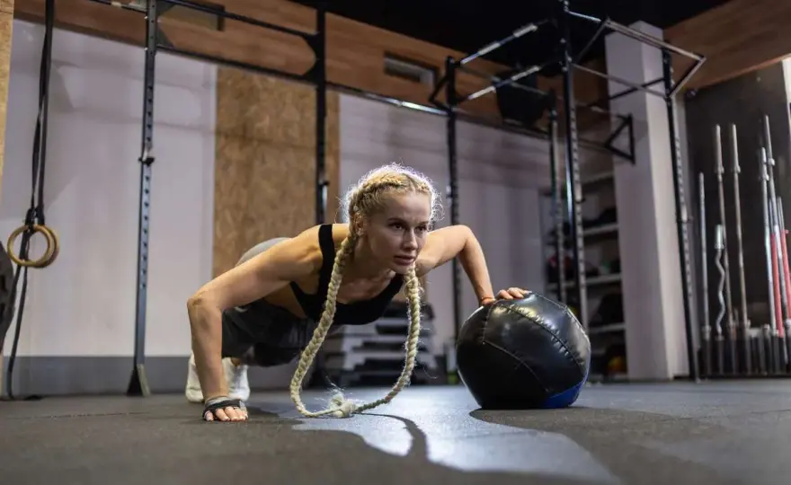 Ułóż trening CrossFit: Mądre programowanie, postępy i bez kontuzji