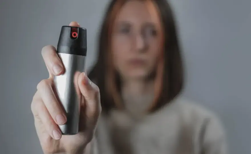 Gaz pieprzowy legalnie w Polsce? Kiedy użyjesz go w obronie koniecznej?