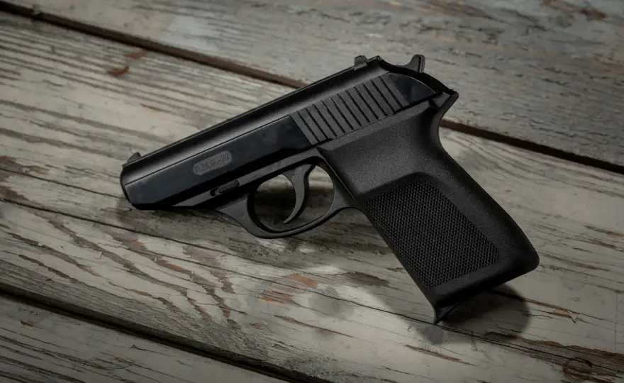 Pistolet gazowy: Jak działa, legalność i skuteczność w samoobronie?
