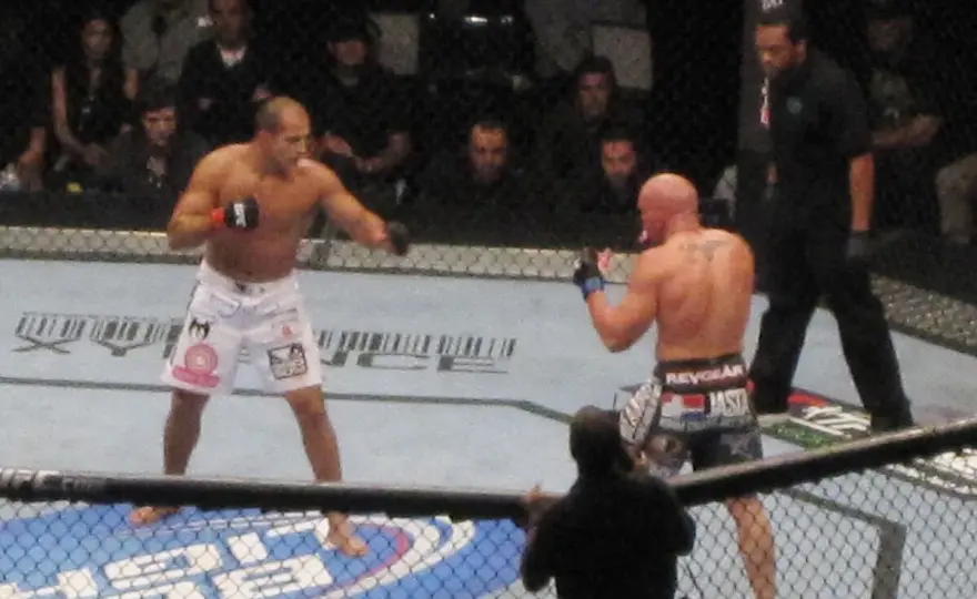MMA co oznacza? Zrozum Mieszane Sztuki Walki: Zasady i Historia