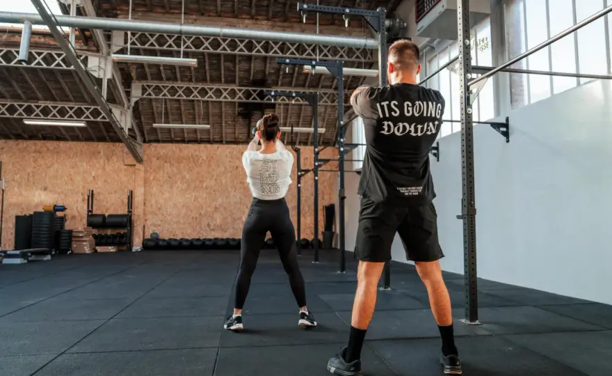 CrossFit: Co to znaczy? Odkryj, czy to trening dla Ciebie!