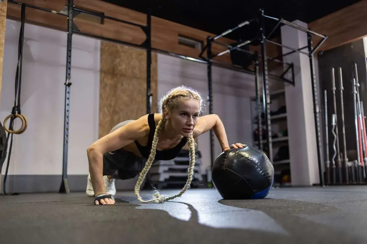 Ułóż trening CrossFit: Mądre programowanie, postępy i bez kontuzji