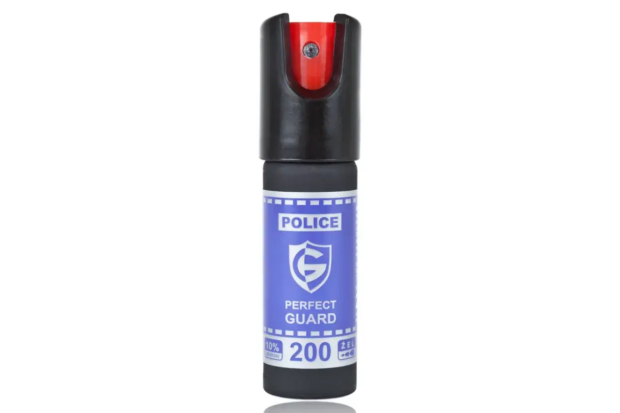 Gaz pieprzowy Perfect Guard z napisem POLICE na niebieskiej etykiecie.