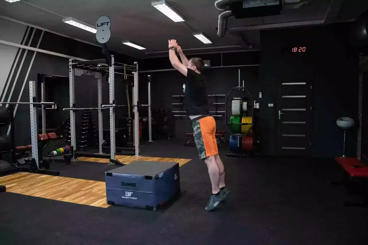 osoby ćwiczące crossfit w boxie