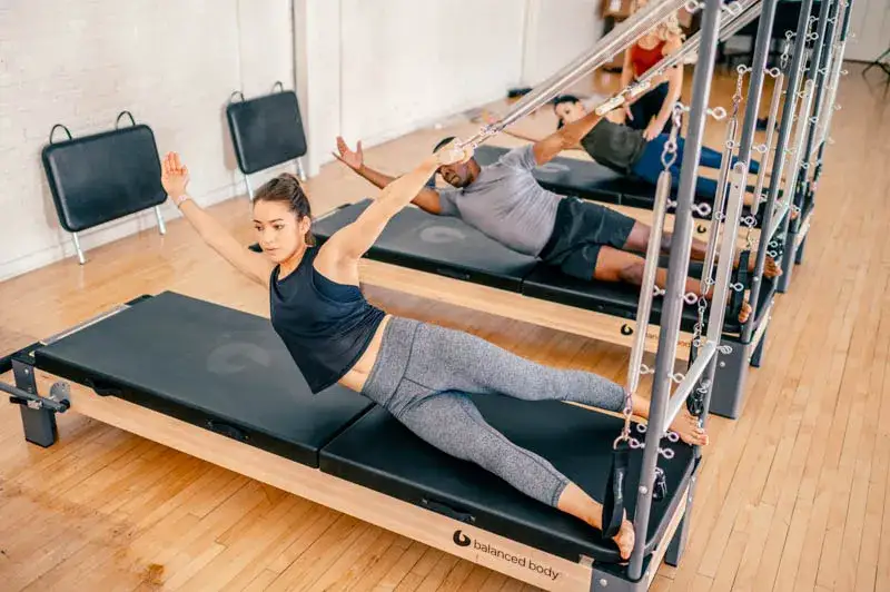 Pilates na macie i reformerze porównanie