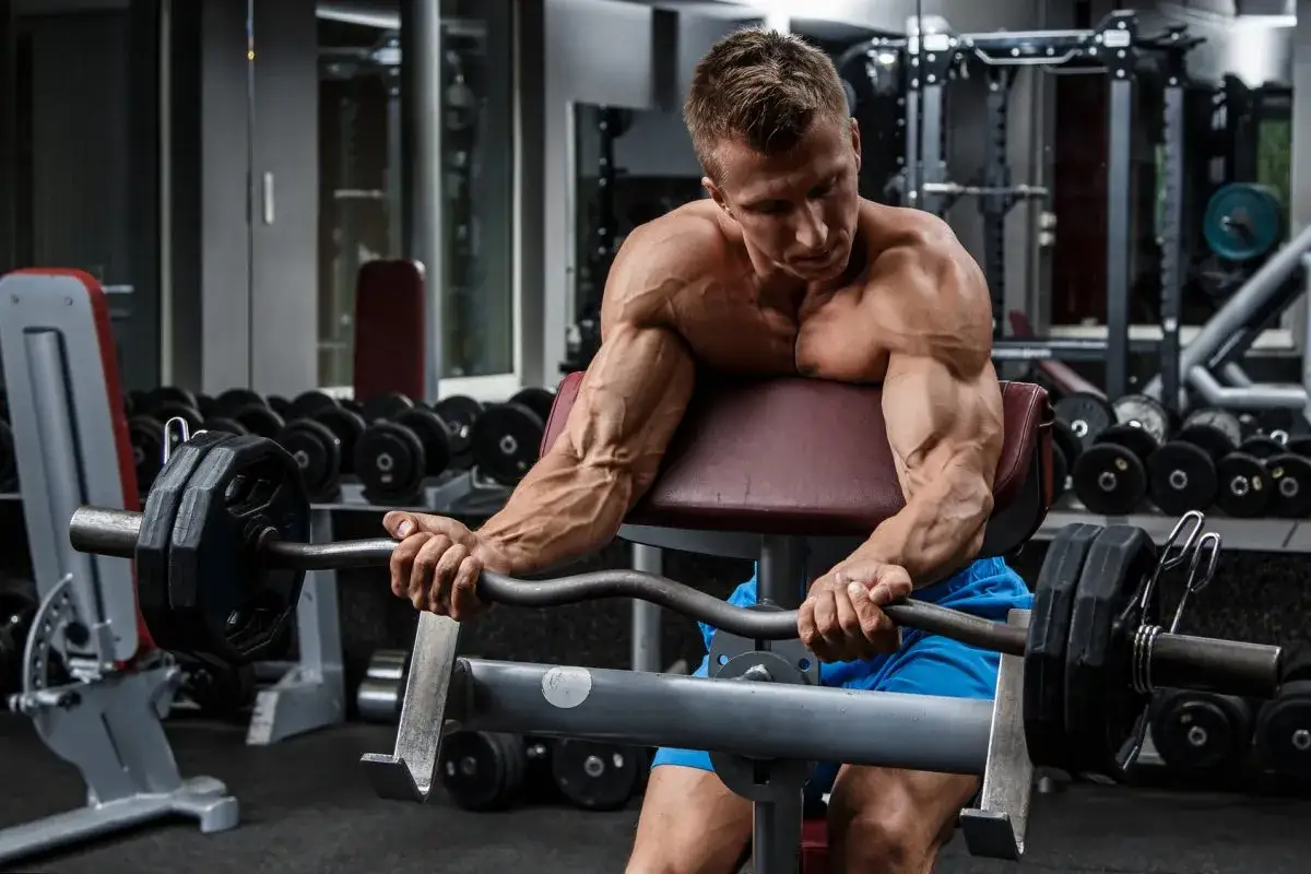 Różne ćwiczenia na biceps: uginanie ze sztangą, hantlami, modlitewnik