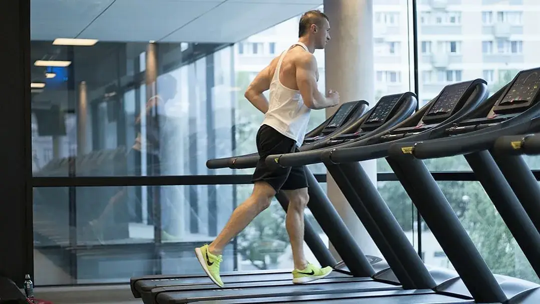 Osoba trenująca siłowo i wykonująca cardio