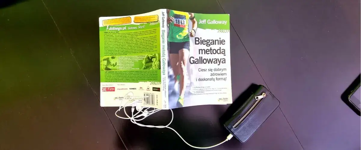 Biegacz stosujący metodę Gallowaya, przeplatanie biegu z marszem