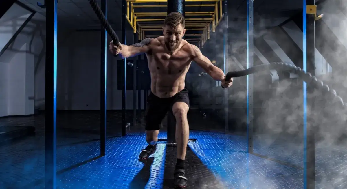Różne osoby ćwiczące CrossFit, skalowanie treningu